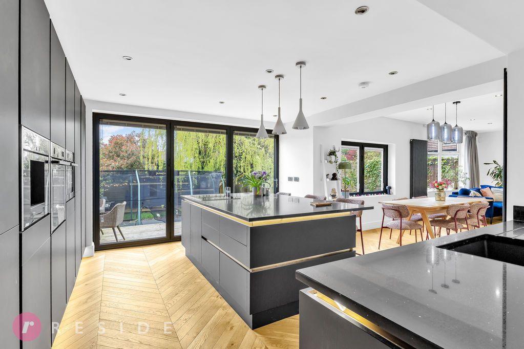 Property photo 2 of 28 Breakfast Kitchen