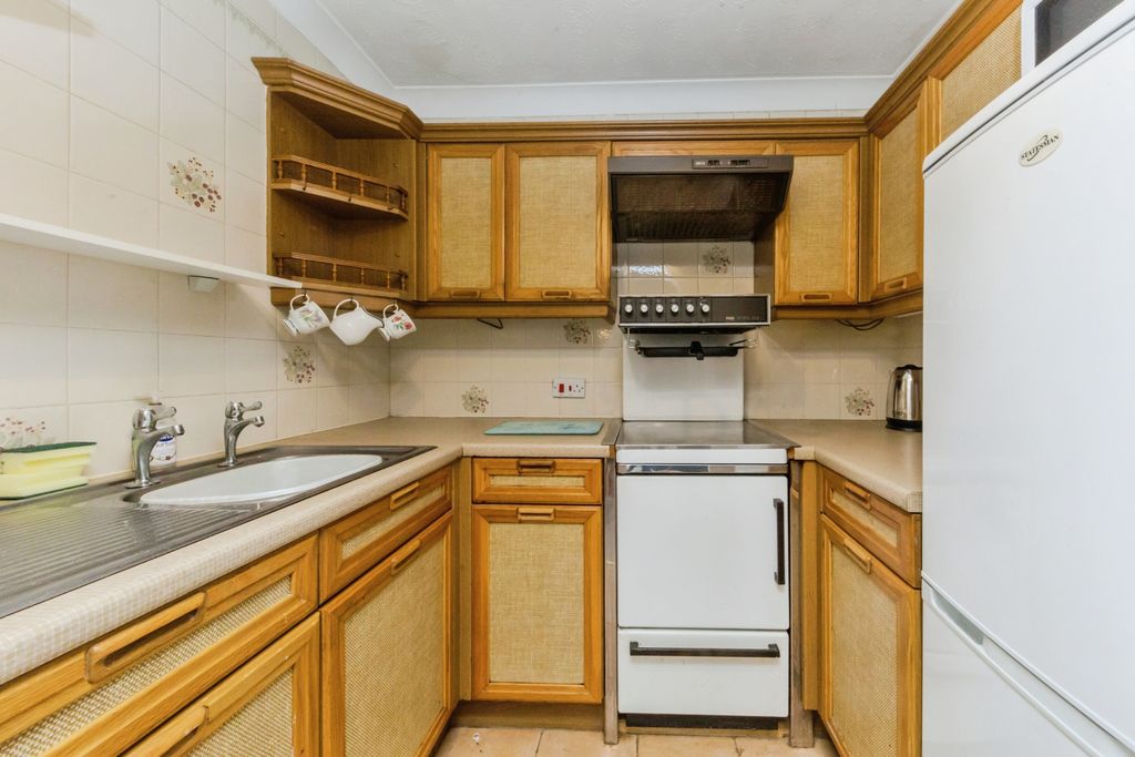Property photo 3 of 17 Kitchen