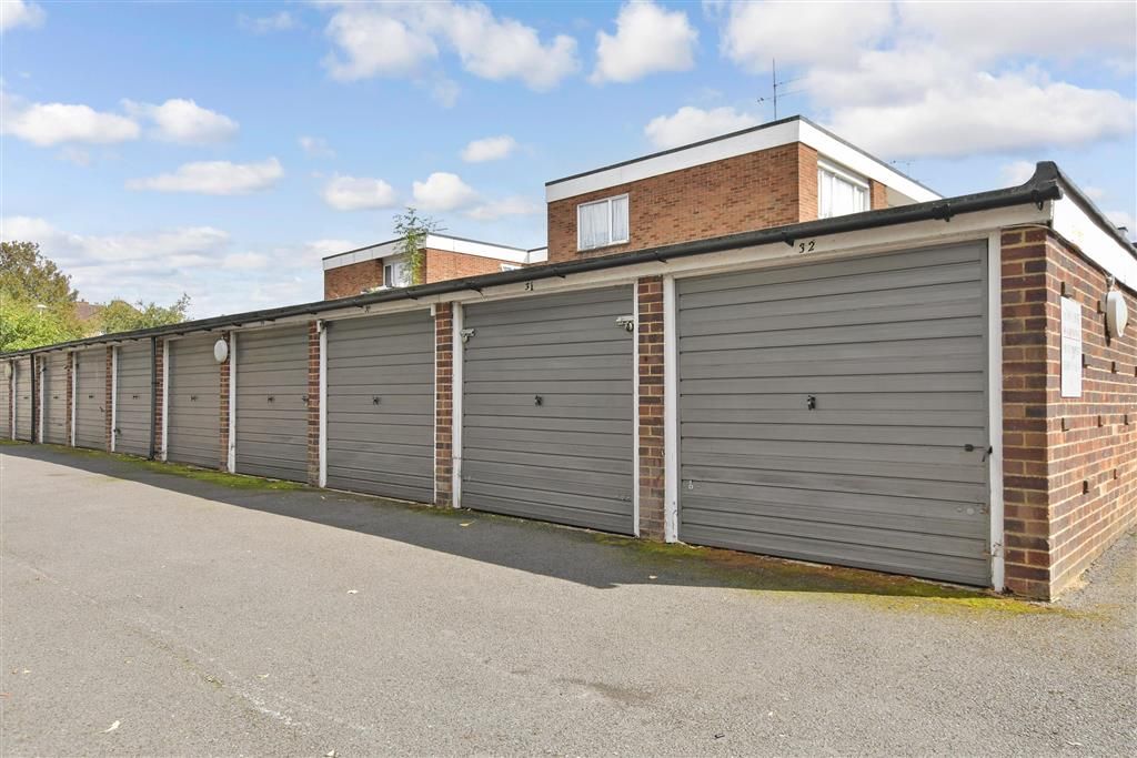 Property photo 2 of 11 Garage