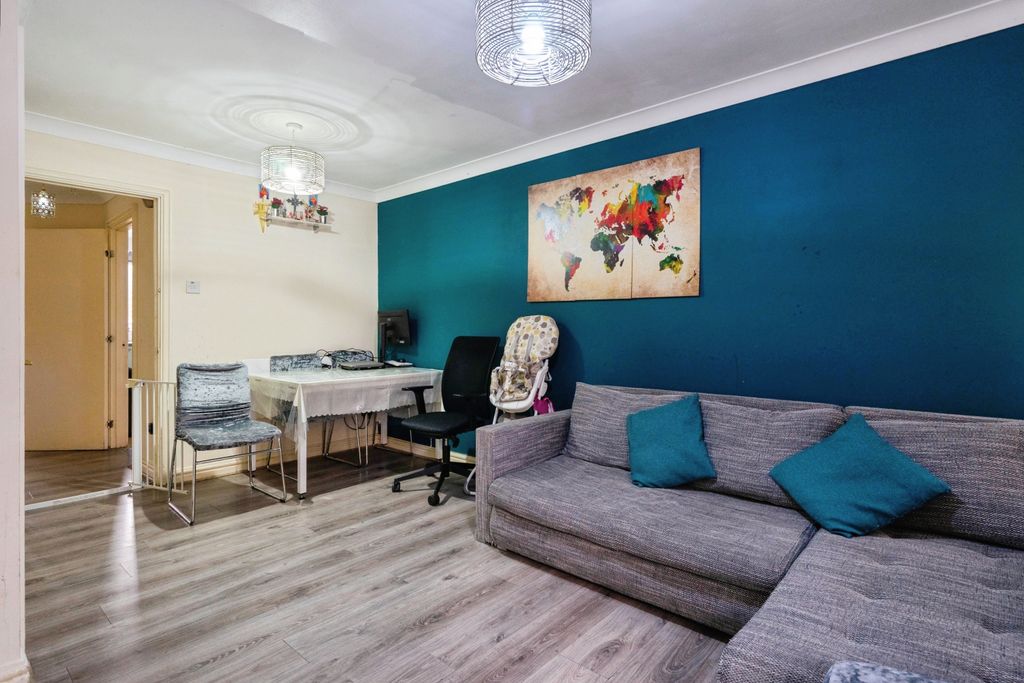 Property photo 1 of 20 Lounge