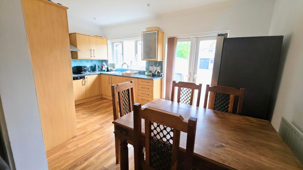 Property photo 3 of 18 Kitchen