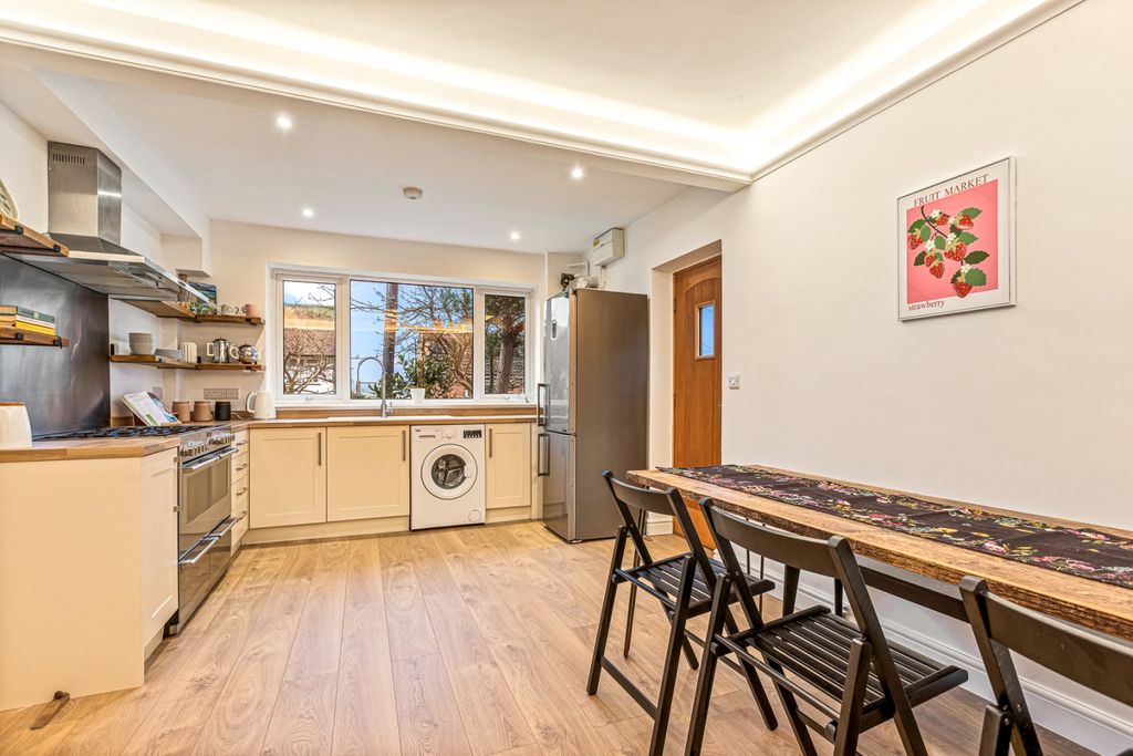 Property photo 3 of 37