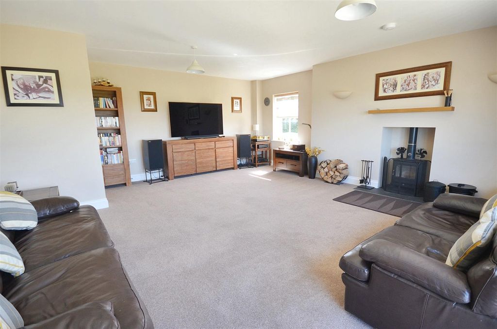 Property photo 3 of 16 Sitting Room