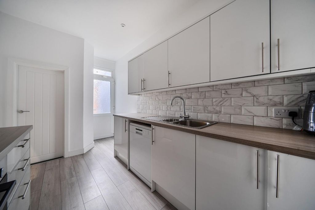 Property photo 3 of 17 1456526-11-69F9Fa3B6E5Fb.Jpg