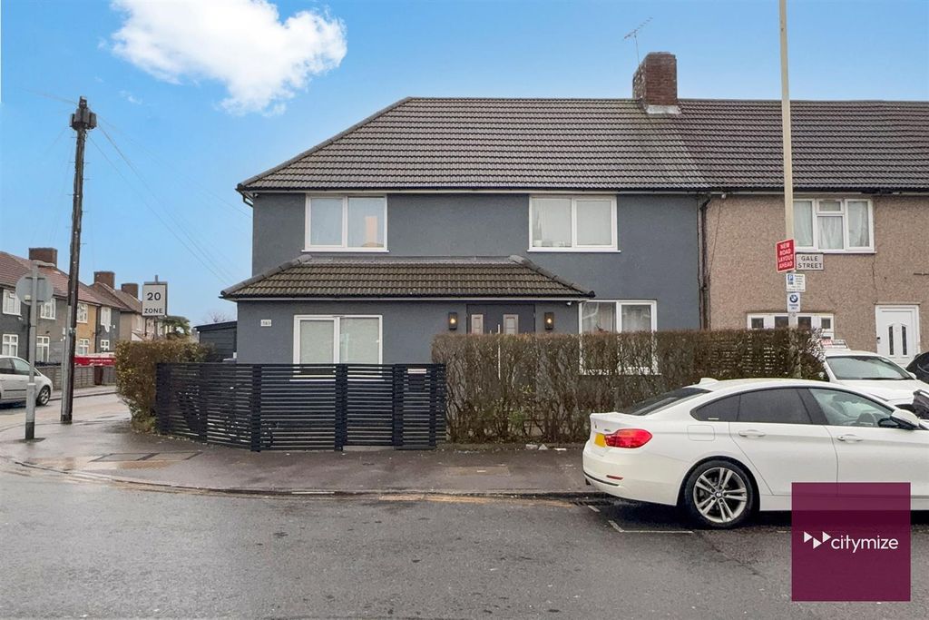 Property photo 3 of 28 Front Garden