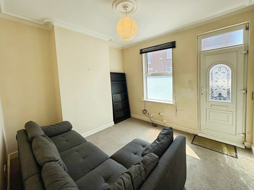 Property photo 3 of 14 Lounge