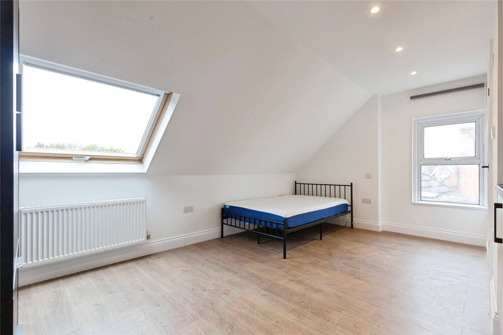 Property photo 3 of 14 Studio