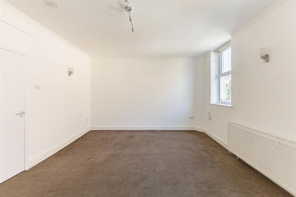 Property photo 2 of 11 110702_Flat 1 45 High Street-8.Jpg