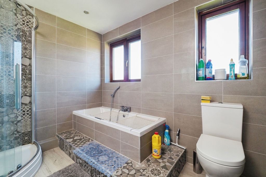 Property photo 3 of 19 Bathroom