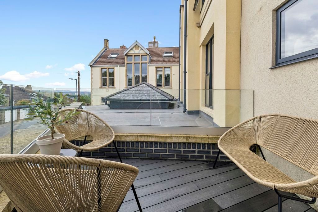 Property photo 3 of 18 Balcony