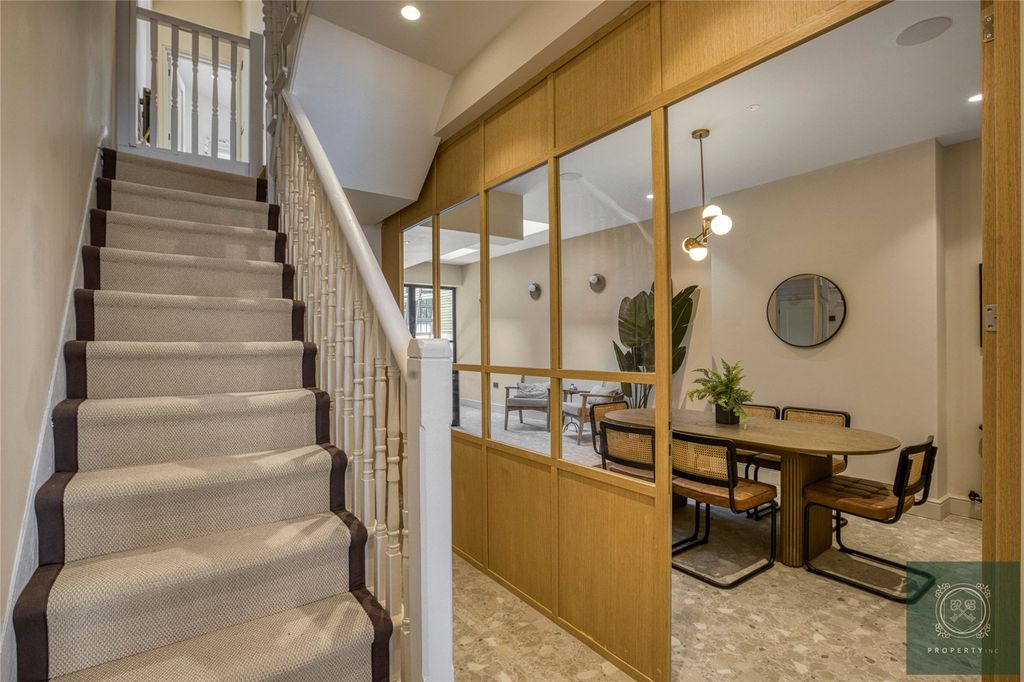 Property photo 3 of 29 Entrance Hall