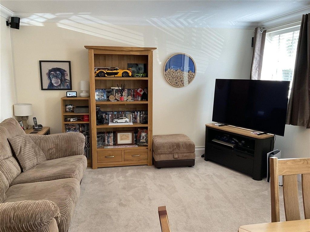 Property photo 2 of 8 Lounge