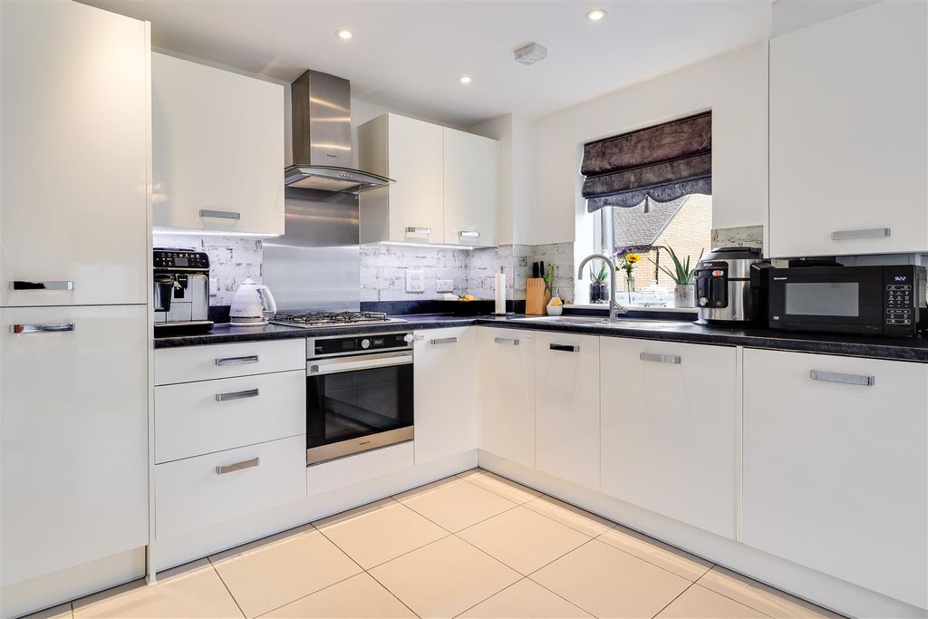 Property photo 3 of 19 Kitchen