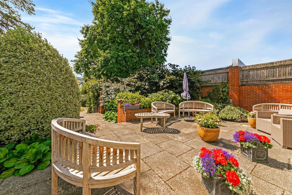 Property photo 3 of 17 14-05Ef25 Yew Tree Court -61-Medium.Jpg