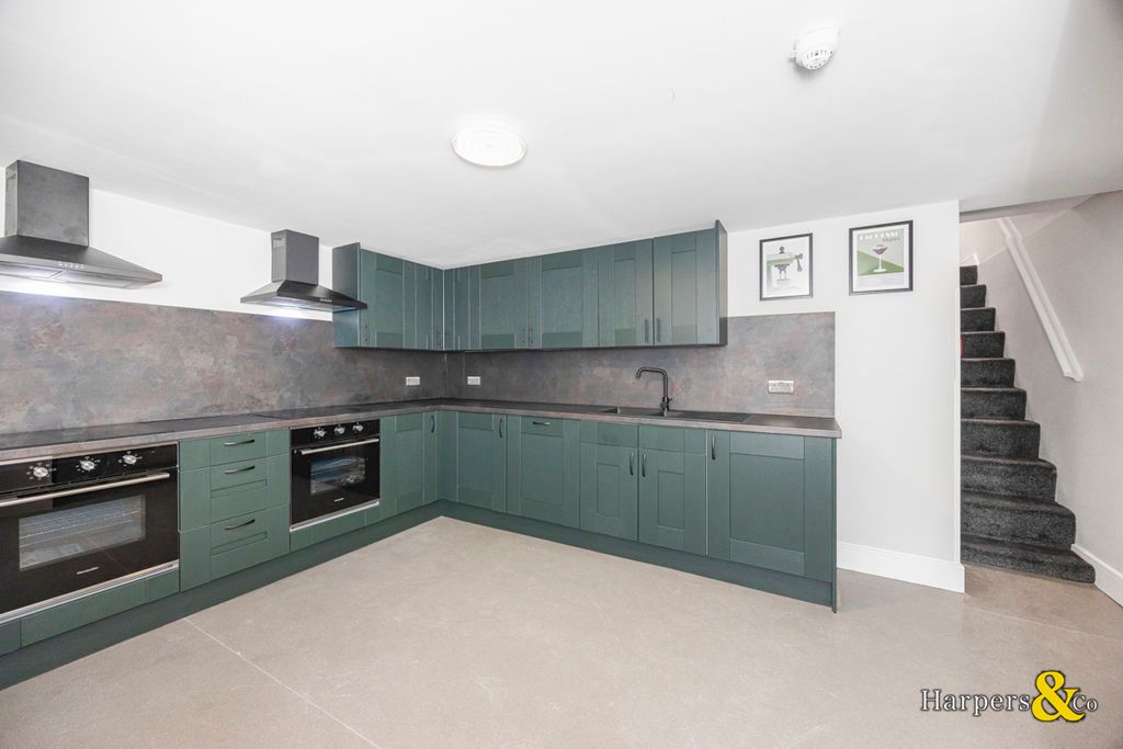 Property photo 3 of 80 Photo 6