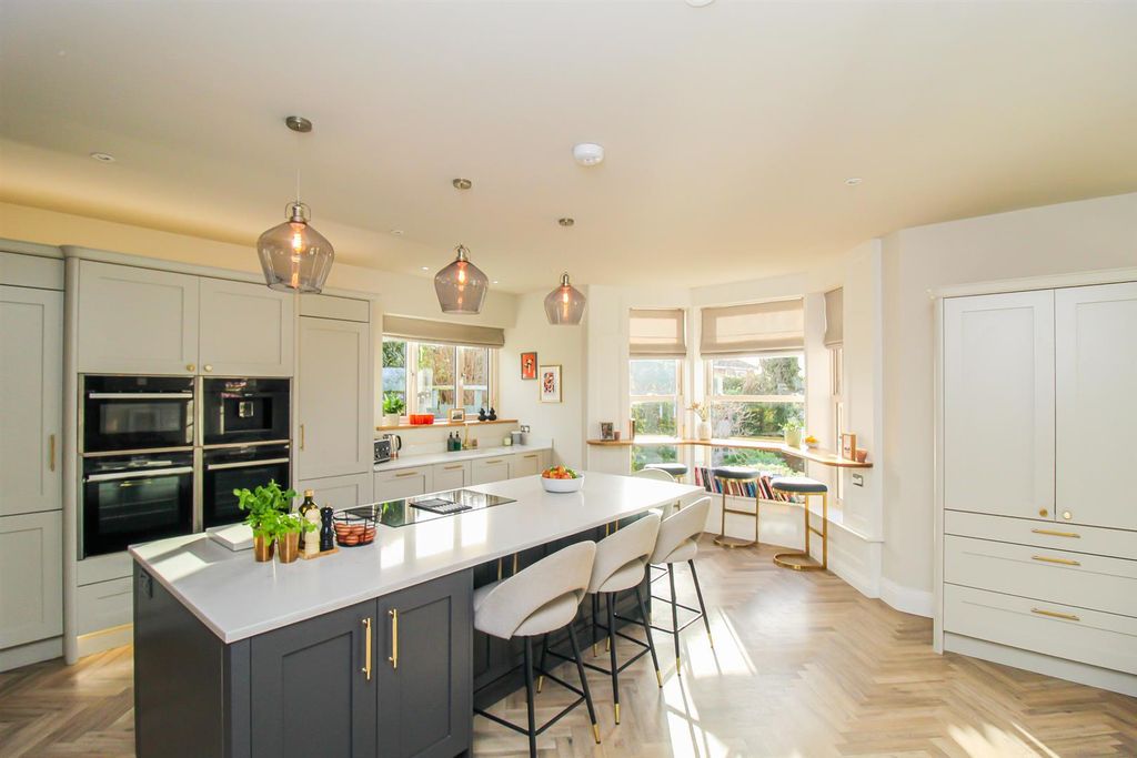 Property photo 2 of 30