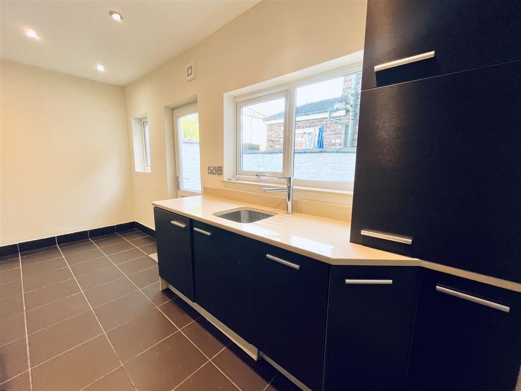 Property photo 3 of 25 Breakfast Kitchen