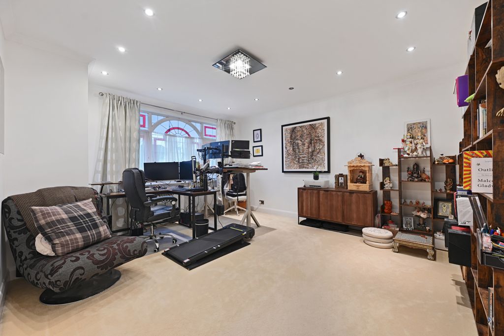 Property photo 3 of 19 Gallery