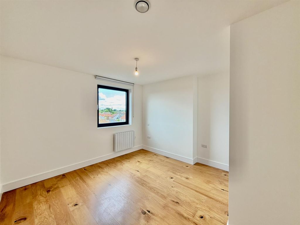 Property photo 2 of 9 Bedroom