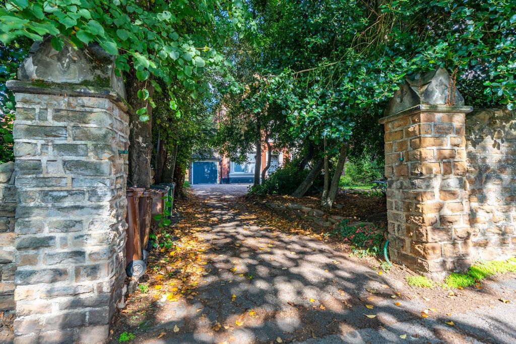 Property photo 3 of 6 Driveway