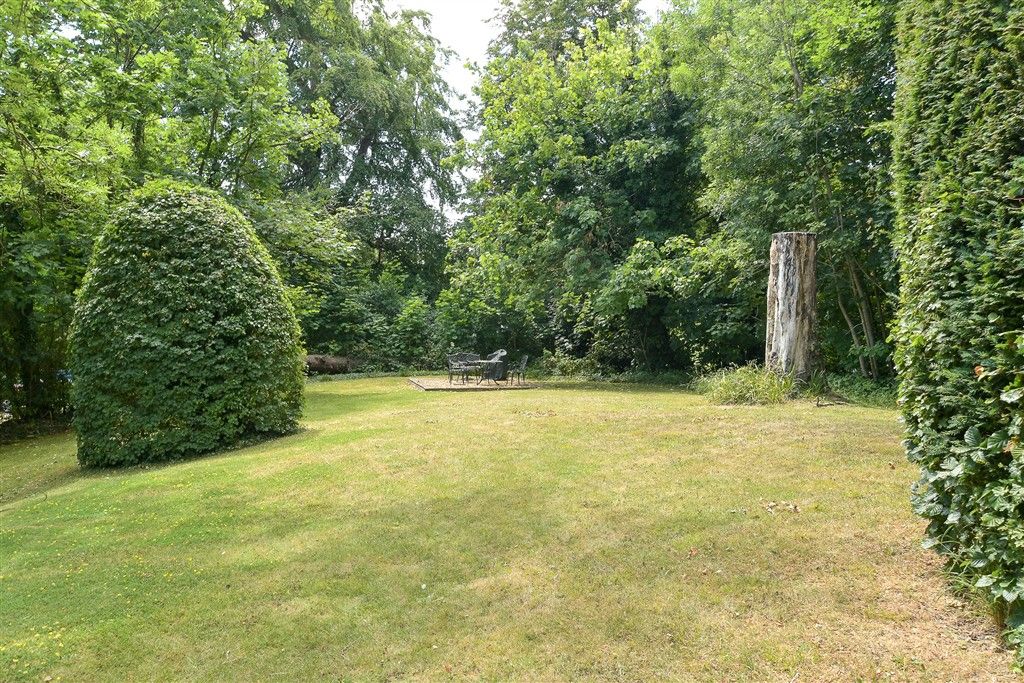 Property photo 2 of 11 Communal Gardens