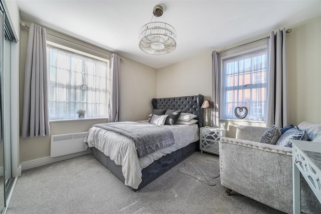 Property photo 1 of 12 Bedroom