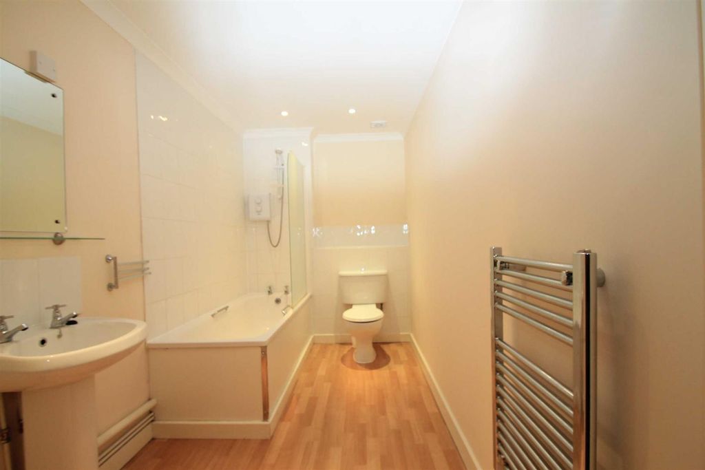 Property photo 2 of 7 Bathroom