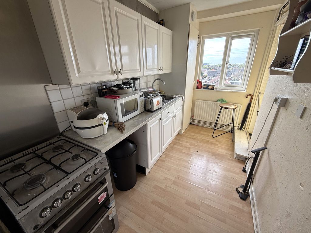 Property photo 3 of 6 Fitted Kitchen