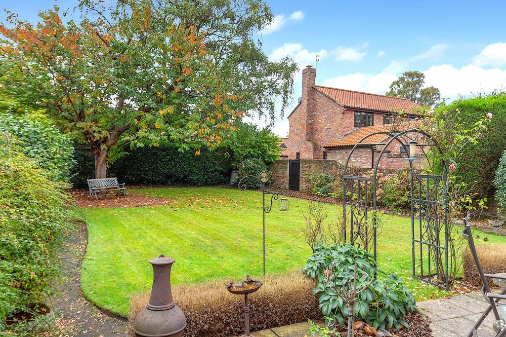 Property photo 1 of 25 2 The Green - Garden