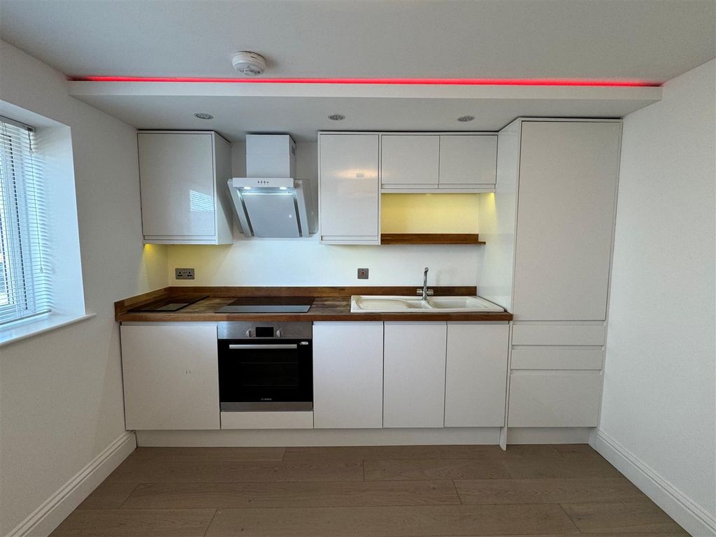 Property photo 3 of 7 Flat 6, 10-12 Tolcarne Road Kitchen