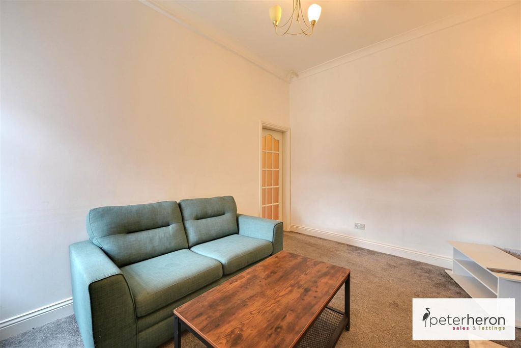 Property photo 3 of 12 Lounge