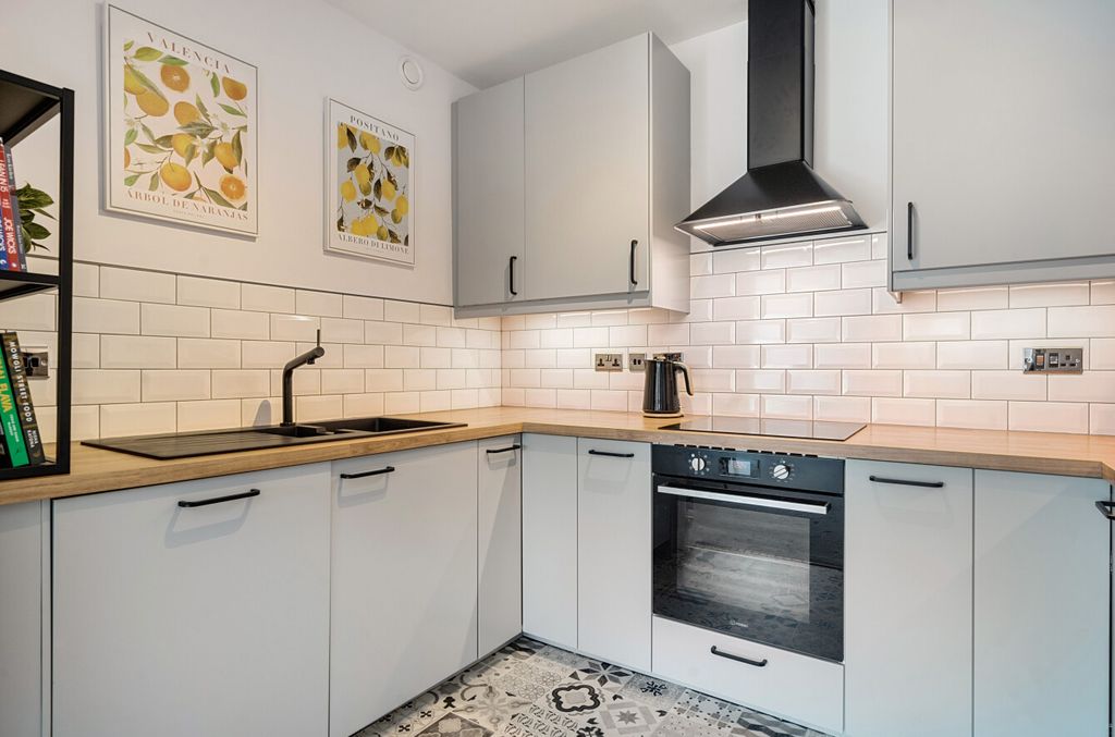 Property photo 3 of 24 9-68222B172B407-1...