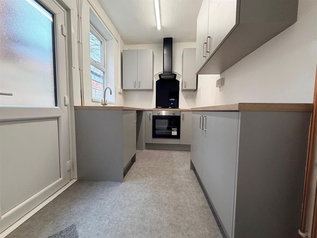 Property photo 2 of 8 Kitchen