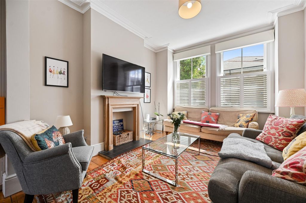 Property photo 2 of 14 Standish Road