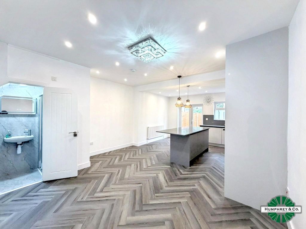 Property photo 2 of 16 Pbox-Img.Jpg