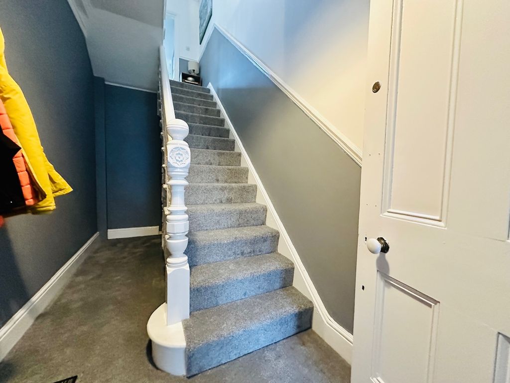 Property photo 3 of 14 Entrance Hall