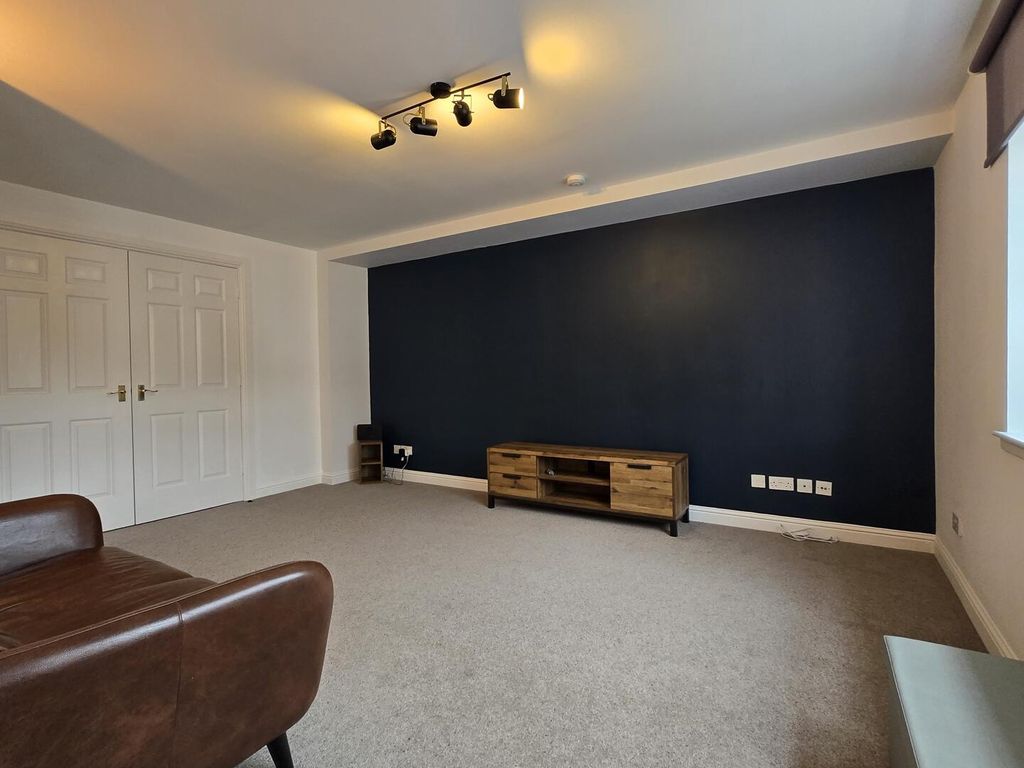 Property photo 3 of 18 Living Room