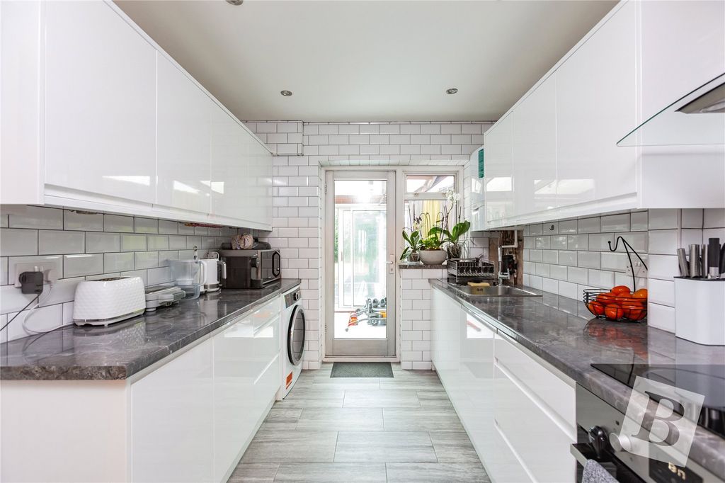 Property photo 3 of 17 Kitchen