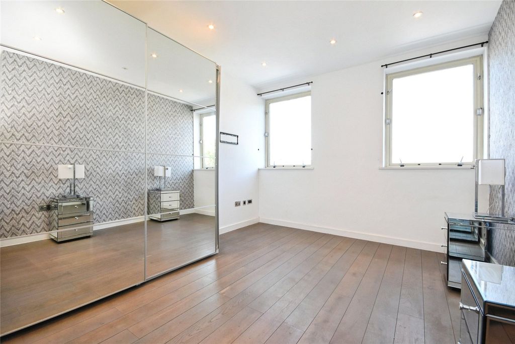 Property photo 3 of 17 Bedroom,