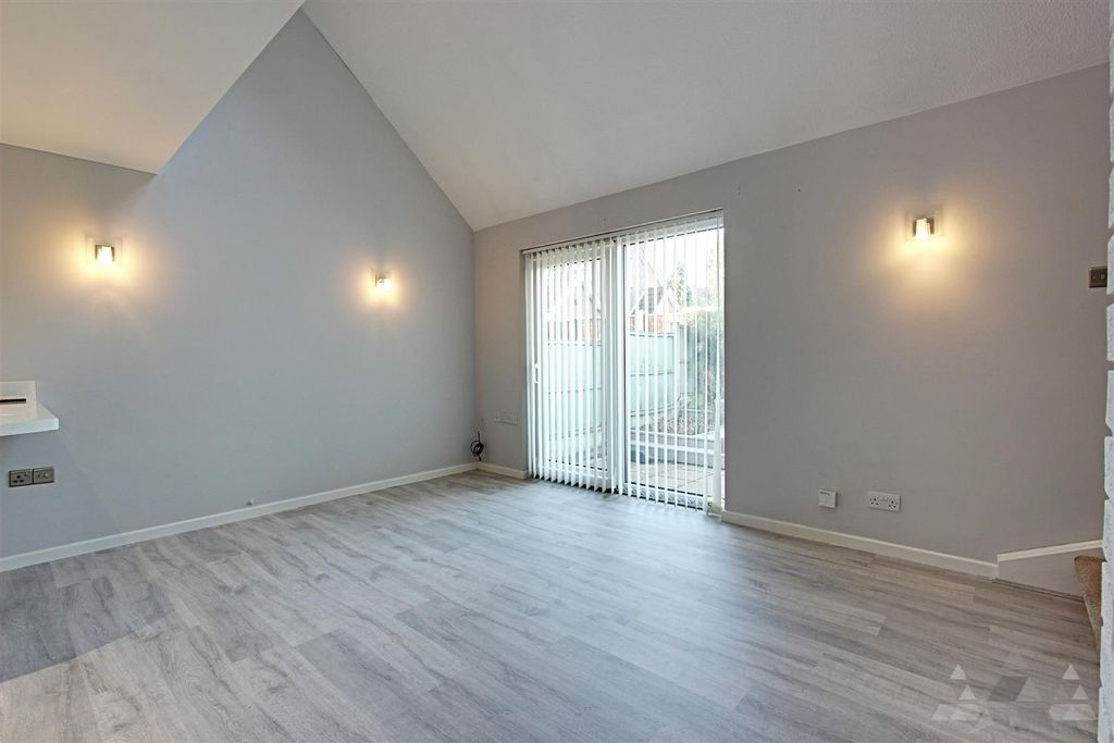 Property photo 3 of 9 Lounge