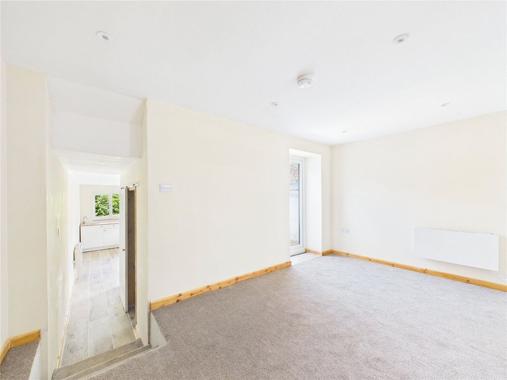 Property photo 3 of 18 Dining 2
