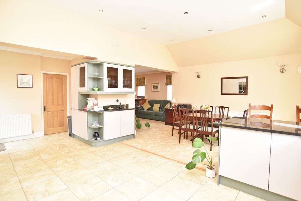Property photo 3 of 27