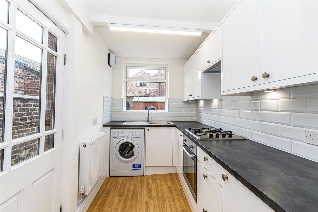 Property photo 3 of 9 Kitchen