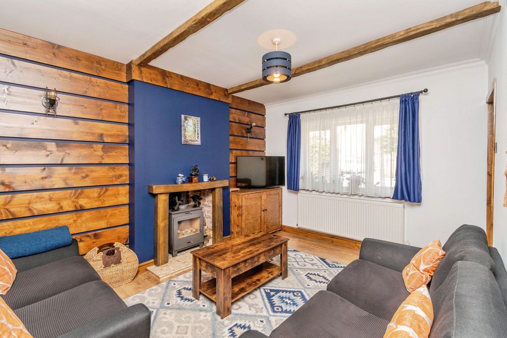 Property photo 3 of 18 Living Room