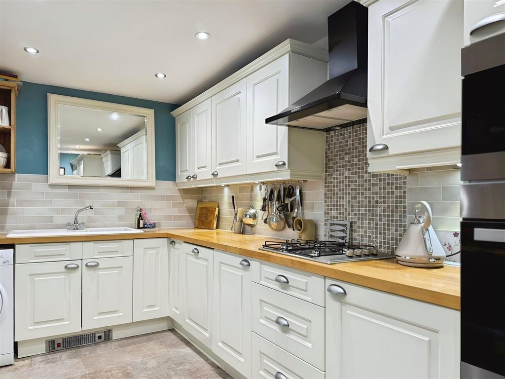 Property photo 2 of 33 Kitchen