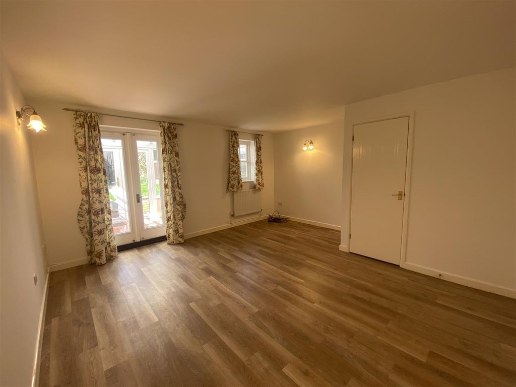 Property photo 3 of 12 Lounge