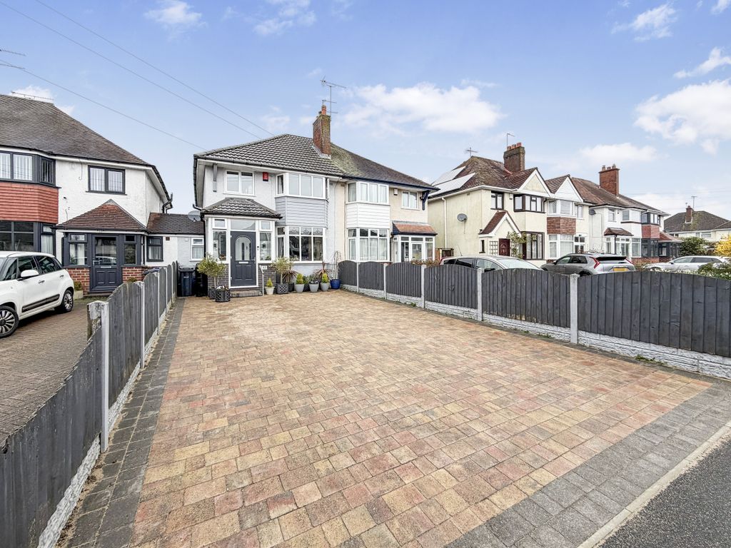 Property photo 2 of 20 Front Driveway