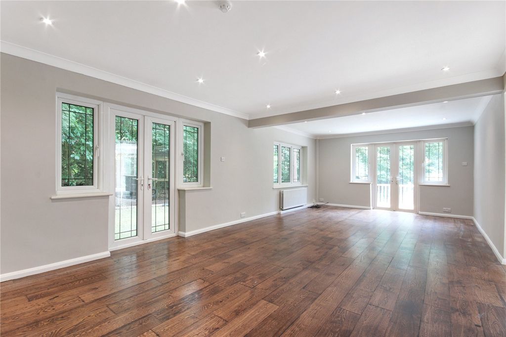 Property photo 3 of 13 Sitting Room