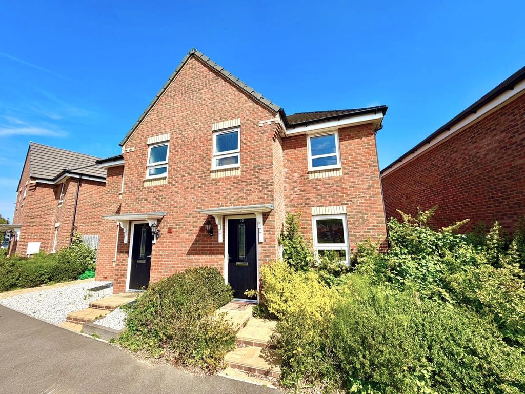 3 bed semi-detached house to rentLarkspur Close, Newport PO30