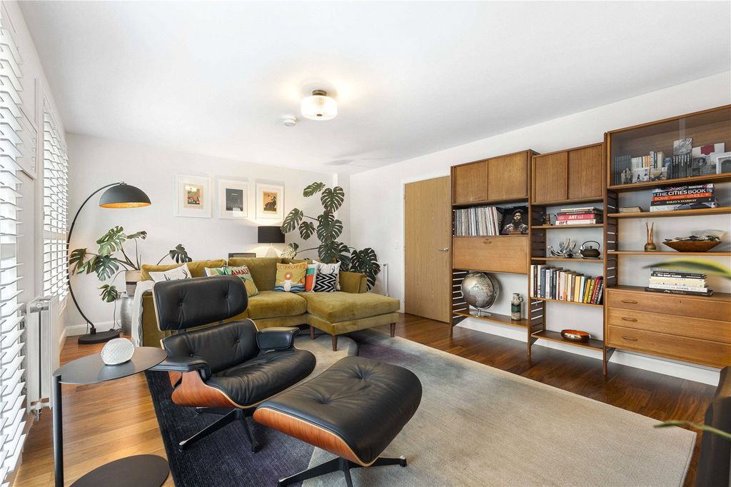 Property photo 2 of 33 Living Room